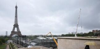 Bare sotto Torre Eiffel per i “soldati francesi in Ucraina”, sospetti 007 su Russia