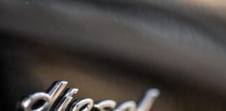 Benzina e diesel, prezzo gasolio ai minimi da luglio 2023: quanto costa oggi