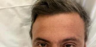 Carlo Calenda operato, selfie dal letto d’ospedale: “Affettato, ma tutto bene”