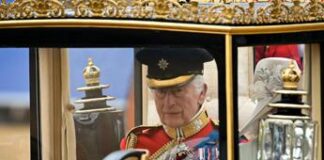 Carlo gioioso ma anche cupo al Trooping the Colour: l’analisi dell’esperto