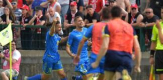 Carrarese batte il Vicenza e torna in Serie B dopo 76 anni. I biancorossi devono rimandare