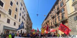 Corteo a Roma contro il governo, bandiere rosse e della Palestina a piazza Vittorio