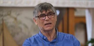 Don Patriciello, suocero boss Ciccarelli gli si avvicina con un coltello