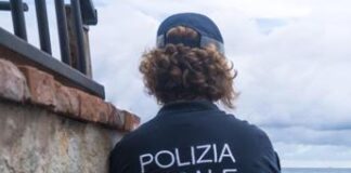 Donna muore sbattuta da onde sugli scogli a Ladispoli: salva l’amica