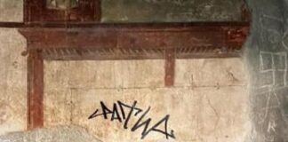 Ercolano, turista olandese sfregia parete di una domus. Sangiuliano: “Inciviltà e idiozia, ora paghi”