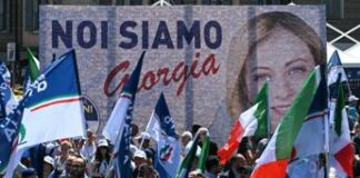 Europee, striscione ‘Noi siamo Giorgia’ e tricolori: Piazza del Popolo accoglie Meloni