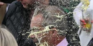 Farage contestato, donna gli tira milkshake in faccia