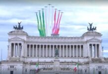 Festa della Repubblica, Mattarella ha reso omaggio all’Altare della Patria: le frecce tricolori e ora la parata Frecce Tricolori per la Festa della Repubblica col presidente Mattarella