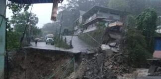 Frane e inondazioni in India, 10 morti e 2.400 turisti bloccati nella regione dell’Himalaya