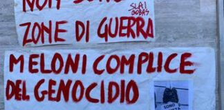G7, corteo a Fasano: sul muro anche foto di Meloni a testa in giù