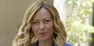 Genitori separati in vacanza insieme per i figli, pediatra promuove Meloni