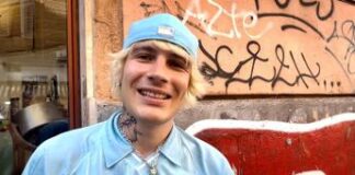 Il Tre gira videoclip a Trastevere, bagno di folla e fan impazziti