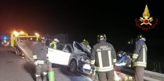 Incidente stradale a Cogollo del Cengio, auto contro guardrail: ferito automobilista Incidente stradale a Cogollo del Cengio