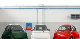 La Microlino con il tricolore italiano