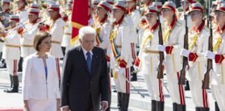 Mattarella: “Sostegno all’Ucraina senza cedimenti. In Italia tempesta di fake news russe”