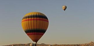 Mongolfiera contro le rocce in Cappadocia: il video dello schianto
