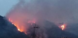 Napoli, incendio ai Camaldoli: Canadair in azione e cenere in tutta la città – Video