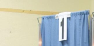 Napoli, scrutatrice abbandona il seggio: “Pagano poco”