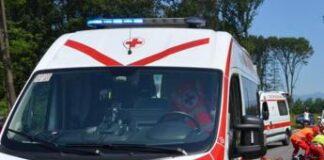 Non si ferma all’alt e travolge 3 ciclisti nel bellunese: “Sono in ritardo per la messa”