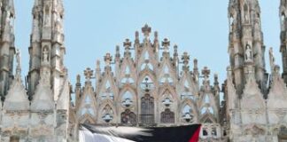 Nuovo blitz di Apuzzo, srotola bandiera della Palestina sul Duomo di Milano