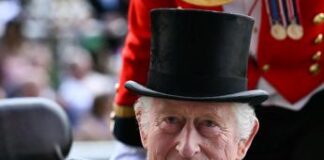 Nuovo ritratto di re Carlo in alta uniforme – Foto