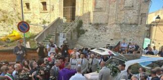 Omicidio Pescara, oggi i funerali di Thomas: folla silenziosa accoglie bara bianca