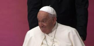 Papa e la battuta sulle donne: “Qui cominciano a comandare loro”