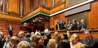Premierato, bagarre in Senato: Aula sospesa, opposizioni occupano i banchi del governo