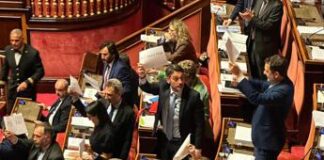 Premierato, opposizioni protestano in Senato: Aula sospesa