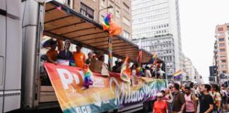 Pride Milano, giornalisti molestati da sconosciuto infiltrato a punto stampa Schlein