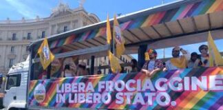 Roma Pride compie 30 anni, la festa arcobaleno nella Capitale – FOTO