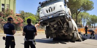 Roma, nuova voragine in via Sestio Menas al Quadraro: sprofonda betoniera