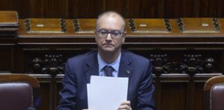 Scuola, Valditara: “Per i docenti presto un aumento di 300 euro”