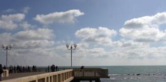 Si tuffa sugli scogli a Ostia, 33enne in coma farmacologico
