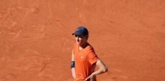 Sinner battuto in semifinale Roland Garros, Alcaraz vince in 5 set Sinner battuto in semifinale Roland Garros, Alcaraz vince in 5 set