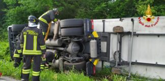 Tir fuoristrada a Tezze sul Brenta: illeso l’autista. Traffico deviato, vigili del fuoco in azione Tir fuoristrada a Tezze sul Brenta