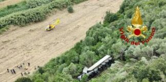 Tir vola da cavalcavia, muore il camionista