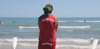 Tra ombrelloni e spiagge mancano i bagnini, scoperto almeno il 10% delle posizioni: la denuncia