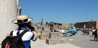 Turista incide il suo nome su una domus di Pompei, denunciato