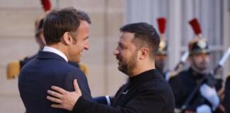 Ucraina, l’annuncio di Macron: “Francia darà aerei e formerà soldati per Kiev”