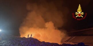Vasto incendio nella discarica di Palermo