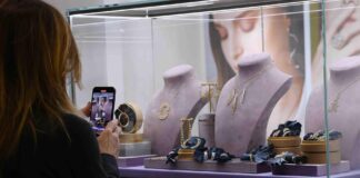 Vicenzaoro September, il presidente della Provincia Nardin fa visita agli artigiani Il presidente della provincia Andrea Nardin a Vicenzaoro September vicenza oro 2024