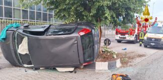 I Vigili del fuoco intervengono ad Arzignano per un’auto che si rovescia: feriti il conducente e una giovane passeggera Vigili del fuoco e auto rovesciata