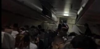 Volo Fiumicino-Olbia in ritardo di 3 ore: protesta passeggeri, alcuni scendono