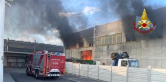 Incendio in un’azienda di Sandrigo, rifiuti in fiamme. Complicate operazioni di spegnimento a cura dei Vigili del fuoco incendio azienda sandrigo