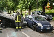 Vicenza, auto rovesciata in viale Eretenio. Ferito il conducente auto rovesciata in viale eretenio a vicenza