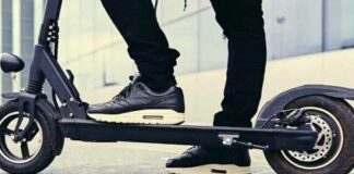 Ruba un monopattino e, inseguito, tenta di costringere un’automobilista a farlo fuggire: denunciato per furto e violenza privata Volante della questura interviene per furto monopattino