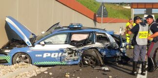 SPV, auto piomba su pattuglia Polizia Stradale sul luogo dopo incidente. Fsp Polizia solidale con colleghi: “loro specialità paga tributo più alto di vite” Auto della Polizia stradale di Vicenza travolta mentre effettuava rilievi