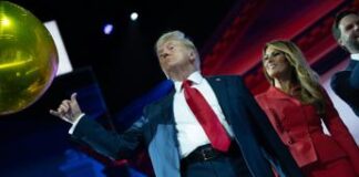 Biden si ritira, Trump: “Via il presidente peggiore, Harris è pazza”