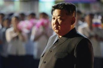 Corea del Nord, Kim Jong Un presenta nuovo lanciarazzi nucleare: “Arma unica al mondo”